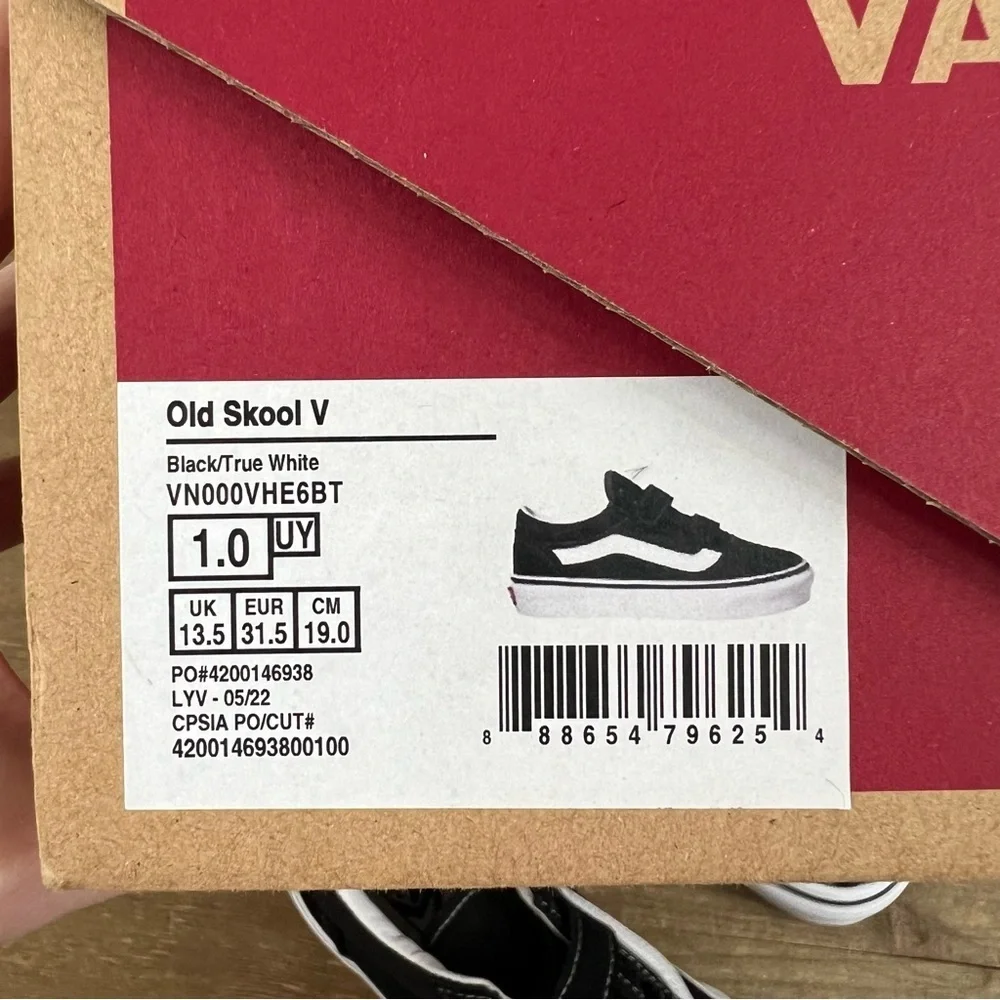 NWT Vans Old Skool V Sneakers